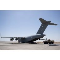 Déchargement d'un véhicule blindé de combat d'infanterie (VBCI) depuis un avion C-17 Globemaster III émirien dans la région d'Al Hamra, aux Emirats arabes unis.