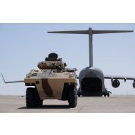 Déchargement d'un véhicule blindé de combat d'infanterie (VBCI) depuis un avion C-17 Globemaster III émirien dans la région d'Al Hamra, aux Emirats arabes unis.