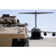 Déchargement d'un véhicule blindé de combat d'infanterie (VBCI) depuis un avion C-17 Globemaster III émirien dans la région d'Al Hamra, aux Emirats arabes unis.