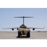 Déchargement d'un véhicule blindé de combat d'infanterie (VBCI) depuis un avion C-17 Globemaster III émirien dans la région d'Al Hamra, aux Emirats arabes unis.
