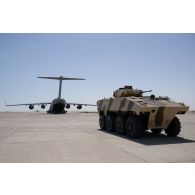 Déchargement d'un véhicule blindé de combat d'infanterie (VBCI) depuis un avion C-17 Globemaster III émirien dans la région d'Al Hamra, aux Emirats arabes unis.