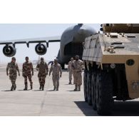 Le colonel Yann de la Villéon du 5e régiment de cuirassiers (RC) assiste au déchargement d'un véhicule blindé de combat d'infanterie (VBCI) depuis un avion C-17 Globemaster III émirien dans la région d'Al Hamra, aux Emirats arabes unis.