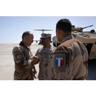 Le colonel Yann de la Villéon du 5e régiment de cuirassiers (RC) échange avec son homologue émirien Abdulla al Kaabi dans la région d'Al Hamra, aux Emirats arabes unis.