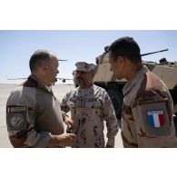 Le colonel Yann de la Villéon du 5e régiment de cuirassiers (RC) échange avec son homologue émirien Abdulla al Kaabi dans la région d'Al Hamra, aux Emirats arabes unis.
