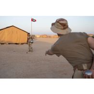 Des soldats du 5e régiment de cuirassiers (RC) disputent une partie de pétanque sur le camp d'Al Hamra, aux Emirats arabes unis.