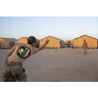 Des soldats du 5e régiment de cuirassiers (RC) disputent une partie de pétanque sur le camp d'Al Hamra, aux Emirats arabes unis.