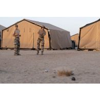 Des soldats du 5e régiment de cuirassiers (RC) disputent une partie de pétanque sur le camp d'Al Hamra, aux Emirats arabes unis.