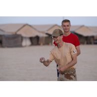 Des soldats du 5e régiment de cuirassiers (RC) disputent une partie de pétanque sur le camp d'Al Hamra, aux Emirats arabes unis.