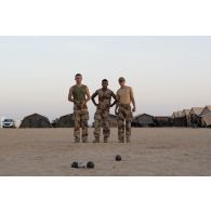 Des soldats du 5e régiment de cuirassiers (RC) disputent une partie de pétanque sur le camp d'Al Hamra, aux Emirats arabes unis.