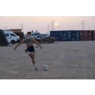 Des soldats du 5e régiment de cuirassiers (RC) disputent une partie de football sur le camp d'Al Hamra, aux Emirats arabes unis.