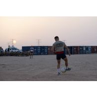 Des soldats du 5e régiment de cuirassiers (RC) disputent une partie de football sur le camp d'Al Hamra, aux Emirats arabes unis.