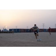 Des soldats du 5e régiment de cuirassiers (RC) disputent une partie de football sur le camp d'Al Hamra, aux Emirats arabes unis.