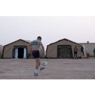 Des soldats du 5e régiment de cuirassiers (RC) disputent une partie de football sur le camp d'Al Hamra, aux Emirats arabes unis.