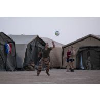 Des soldats du 5e régiment de cuirassiers (RC) disputent une partie de football sur le camp d'Al Hamra, aux Emirats arabes unis.