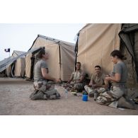 Des soldats du 5e régiment de cuirassiers (RC) préparent leur repas sur le camp d'Al Hamra, aux Emirats arabes unis.