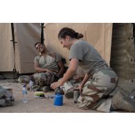 Des soldats du 5e régiment de cuirassiers (RC) préparent leur repas sur le camp d'Al Hamra, aux Emirats arabes unis.