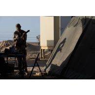 Un soldat du 94e régiment d'infanterie (RI) entretient son fusil d'assaut HK-419 sur le camp d'Al Hamra, aux Emirats arabes unis.