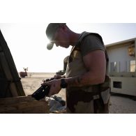 Un soldat du 94e régiment d'infanterie (RI) entretient son fusil d'assaut HK-419 sur le camp d'Al Hamra, aux Emirats arabes unis.