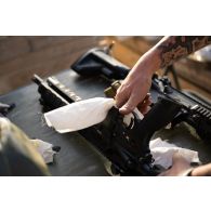 Un soldat du 94e régiment d'infanterie (RI) entretient son fusil d'assaut HK-419 sur le camp d'Al Hamra, aux Emirats arabes unis.