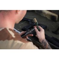 Un soldat du 94e régiment d'infanterie (RI) entretient son fusil d'assaut HK-419 sur le camp d'Al Hamra, aux Emirats arabes unis.