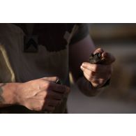 Un soldat du 94e régiment d'infanterie (RI) entretient son fusil d'assaut HK-419 sur le camp d'Al Hamra, aux Emirats arabes unis.