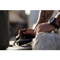 Un soldat du 94e régiment d'infanterie (RI) entretient son fusil d'assaut HK-419 sur le camp d'Al Hamra, aux Emirats arabes unis.