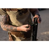 Un soldat du 94e régiment d'infanterie (RI) entretient son fusil d'assaut HK-419 sur le camp d'Al Hamra, aux Emirats arabes unis.