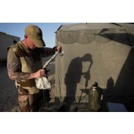 Un soldat du 94e régiment d'infanterie (RI) entretient son fusil d'assaut HK-419 sur le camp d'Al Hamra, aux Emirats arabes unis.