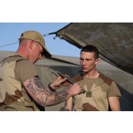 Un soldat du 94e régiment d'infanterie (RI) entretient son fusil d'assaut HK-419 sur le camp d'Al Hamra, aux Emirats arabes unis.