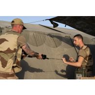 Un soldat du 94e régiment d'infanterie (RI) entretient son fusil d'assaut HK-419 sur le camp d'Al Hamra, aux Emirats arabes unis.