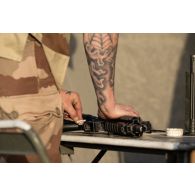 Un soldat du 94e régiment d'infanterie (RI) entretient son fusil d'assaut HK-419 sur le camp d'Al Hamra, aux Emirats arabes unis.