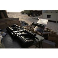 Un soldat du 94e régiment d'infanterie (RI) entretient son fusil d'assaut HK-419 sur le camp d'Al Hamra, aux Emirats arabes unis.