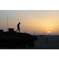 Des soldats du 5e régiment de cuirassiers (RC) conditionnent leur véhicule blindé de combat d'infanterie (VBCI) pour passer la nuit sur le camp d'Al Hamra, aux Emirats arabes unis.