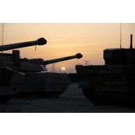 Des chars de combat AMX-Leclerc du 5e régiment de cuirassiers (RC) stationnent au coucher du soleil sur le camp d'Al Hamra, aux Emirats arabes unis.