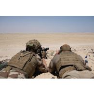 Un binôme de tireurs de précision du 92e régiment d'infanterie (RI) s'exerce au fusil de précision PGM Hécate II sur le champ de tir d'Al Hamra, aux Emirats arabes unis.
