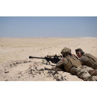 Un binôme de tireurs de précision du 92e régiment d'infanterie (RI) s'exerce au fusil de précision PGM Hécate II sur le champ de tir d'Al Hamra, aux Emirats arabes unis.