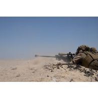 Un binôme de tireurs de précision du 92e régiment d'infanterie (RI) s'exerce au fusil de précision PGM Hécate II sur le champ de tir d'Al Hamra, aux Emirats arabes unis.