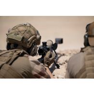 Un binôme de tireurs de précision du 92e régiment d'infanterie (RI) s'exerce au fusil de précision PGM Hécate II sur le champ de tir d'Al Hamra, aux Emirats arabes unis.