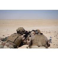 Un binôme de tireurs de précision du 92e régiment d'infanterie (RI) s'exerce au fusil de précision PGM Hécate II sur le champ de tir d'Al Hamra, aux Emirats arabes unis.