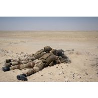 Un binôme de tireurs de précision du 92e régiment d'infanterie (RI) s'exerce au fusil de précision PGM Hécate II sur le champ de tir d'Al Hamra, aux Emirats arabes unis.