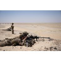 Un binôme de tireurs de précision du 92e régiment d'infanterie (RI) s'exerce au fusil de précision PGM Hécate II sur le champ de tir d'Al Hamra, aux Emirats arabes unis.