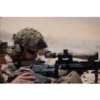 Un binôme de tireurs de précision du 92e régiment d'infanterie (RI) s'exerce au fusil de précision PGM Hécate II sur le champ de tir d'Al Hamra, aux Emirats arabes unis.