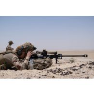 Un binôme de tireurs de précision du 92e régiment d'infanterie (RI) s'exerce au fusil de précision PGM Hécate II sur le champ de tir d'Al Hamra, aux Emirats arabes unis.