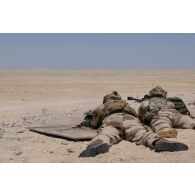 Un binôme de tireurs de précision du 92e régiment d'infanterie (RI) s'exerce au fusil de précision PGM Hécate II sur le champ de tir d'Al Hamra, aux Emirats arabes unis.