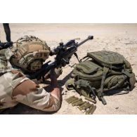 Un tireur de précision du 92e régiment d'infanterie (RI) s'exerce au fusil de précision PGM Hécate II sur le champ de tir d'Al Hamra, aux Emirats arabes unis.