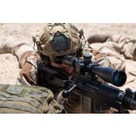 Un tireur de précision du 92e régiment d'infanterie (RI) s'exerce au fusil de précision PGM Hécate II sur le champ de tir d'Al Hamra, aux Emirats arabes unis.