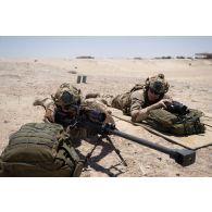 Un binôme de tireurs de précision du 92e régiment d'infanterie (RI) s'exerce au fusil de précision PGM Hécate II sur le champ de tir d'Al Hamra, aux Emirats arabes unis.