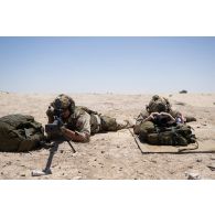 Un binôme de tireurs de précision du 92e régiment d'infanterie (RI) s'exerce au fusil de précision PGM Hécate II sur le champ de tir d'Al Hamra, aux Emirats arabes unis.
