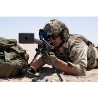 Un tireur de précision du 92e régiment d'infanterie (RI) s'exerce au fusil de précision PGM Hécate II sur le champ de tir d'Al Hamra, aux Emirats arabes unis.
