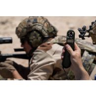 Un binôme de tireurs de précision du 92e régiment d'infanterie (RI) s'exerce au fusil de précision PGM Hécate II sur le champ de tir d'Al Hamra, aux Emirats arabes unis.